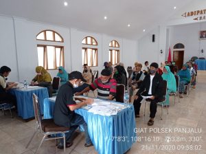 KAPOLSEK BERSAMA BABINKAMTIBMAS DESA PANJALU MONITORING BANTUAN SOSIAL TUNAI (BST)