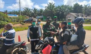 Ajak Masyarakat Patuhi Protkes, Koramil Balai Riam Bagikan Masker*