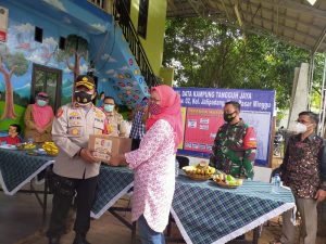 Kapolsek Pasar Minggu Bersama Kasat Binmas Polres Jakarta Selatan Resmikan Posko Kampung Tangguh Jaya Covid-19 di  Jatipadang Pasar Minggu