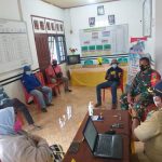 Dengan Komsos, Babinsa Koramil 02/Sorong Barat Membahas Tentang Rencana Pembagian Bansos