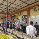 Bhabinkamtibmas pantau dan amankan vaksinasi Covid-19 di Puskesmas Kuta Bumi*