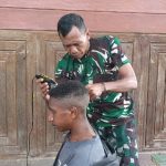 Peduli Kerapian, Satgas Pamtas TNI Yonif Mekanis 403/WP Berikan Layanan Pangkas Rambut Kepada Anak Usia Sekolah di Wilayah Perbatasan RI-PNG*