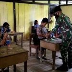 Tak Ingin Anak Perbatasan Tertinggal Pelajaran, Satgas Yonif 144/JY Bantu Mengajar