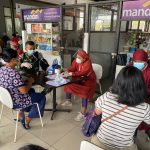 Terjunkan Personel Kesehatan, Satgas Yonif 643 Bantu Sukseskan Program Gerai Vaksinasi Massal 1000 Jiwa di Wilayah Perbatasan