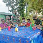 Tingkatkan Kreativitas Anak, Satgas Pamtas 131/Brs Ajarkan Kerajinan Tangan di Papua*