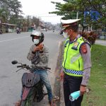 *Cegah Penyebaran Covid-19 di Kalbar, Ditlantas Polda Kalbar Bagikan Masker dan Imbau Prokes Kepada Pengguna Jalan