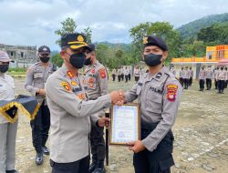 Personel Polres Kayong Utara Yang Berprestasi di Ganjar Penghargaan Oleh Kapolres Kayong Utara