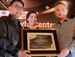 KSP Moeldoko Memberikan Sertifikat Penghargaan Yayasan Global CEO Indonesia Kerja Sosial dan Penguatan Jaringan Ekonomi Rakyat