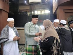 Eratkan Silaturahmi Antar Sesama, Plt. Wali Kota Bekasi Beserta Keluarga Laksanakan Shalat Idul Fitri di Masjid Agung Al-Barkah