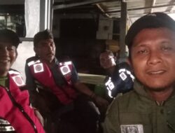 Warga Secara Gotong Royong Membantu Petugas Pemadam Kebakaran Kabupaten Bekasi Memadam api Di tempat Rumah Kontrakan