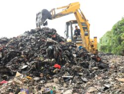 Plt. Wali Kota Bekasi Bersama DLH Lakukan Pembersihan Tempat Pembuangan Sampah Liar yang Menumpuk di Bekasi Utara