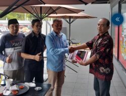 KETUM DPP AWDI SERAHKAN SK MANDAT KE PANPEL PEMBENTUKAN AWDI JABAR 1