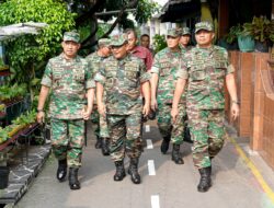 Dukung Program Urban Farming, Dandim 0503/JB Dampingi Danrem 052/Wijayakrama Kunjungan Kerja Kasdam Jaya Panen Sayur Poktan GSG 07 Kampung Salo Kembangan