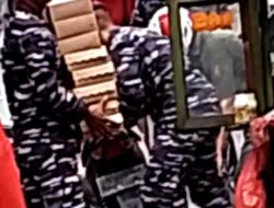 TNI Berbagi Takjil, Berujung Misi Kemanusiaan di Tengah Jalan