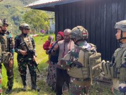 Satgas Yonif 112/DJ Bergotong Royong Renovasi Rumah Warga di Distrik Ilu, Puncak Jaya