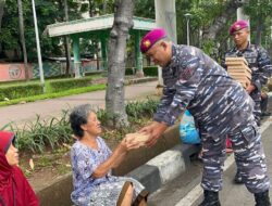 Berbagi Keberkahan di Penghujung Ramadan, Yonmarhanlan III Bagikan Makanan untuk Tunawisma