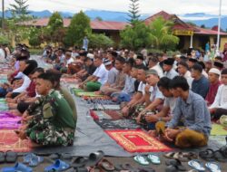 Dandim 1710/Mimika Laksanakan Sholat Idul Fitri Bersama Masyarakat di Lapangan Polres Mimika