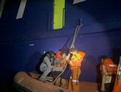 Bakamla RI Evakuasi 12 ABK dari Kapal Terbakar di Perairan Banten