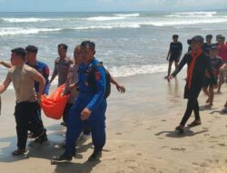 Polisi Evakuasi Mayat Korban Laka Laut di Pantai Sayang Heulang