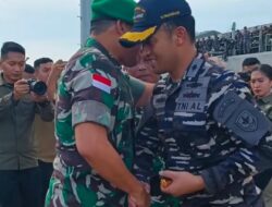 KRI Teluk Amboina-503 Angkut 450 Prajurit Yonif 644 ke Daerah Operasi