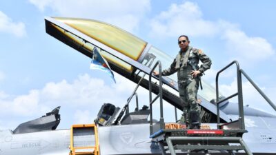 Terbang Bersama, TNI Makin Solid: Panglima TNI dan Kasad Sandang Wing Kehormatan Penerbang TNI AU