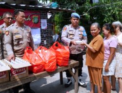 Hangatkan Hati di Tengah Kota, Polsek Pademangan Bagikan 50 Nasi Kotak Lewat Program “Jumat Berkah”