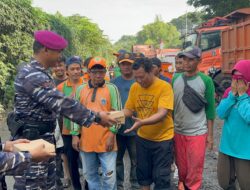 Prajurit Hiu Perkasa Yonmarhanlan III Jakarta Bagikan Makan Siang Gratis di Jumat Berkah Bulan Dzulhijjah