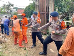 Brimob Polda Metro Jaya Turun Tangan Bersihkan Material Longsor di Jati Padang