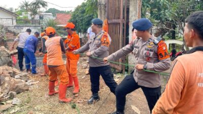 Brimob Polda Metro Jaya Turun Tangan Bersihkan Material Longsor di Jati Padang