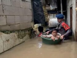 Siaga 1! “Satbrimob Polda Metro Jaya Evakuasi 288 Warga dari Banjir Kiriman”