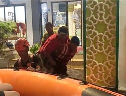 Air Naik 1,5 Meter, Warga Pondok Karya Dievakuasi Brimob Pakai Perahu Karet
