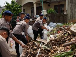 Batalyon C Pelopor Satbrimob Polda Metro Jaya Turun Tangan Bersihkan Sampah Pascabanjir di Gardenia