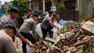 Batalyon C Pelopor Satbrimob Polda Metro Jaya Turun Tangan Bersihkan Sampah Pascabanjir di Gardenia