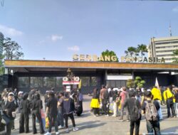 Aksi Damai BEM UI di DPR, Brimob Siaga Humanis Jaga Situasi Tetap Kondusif