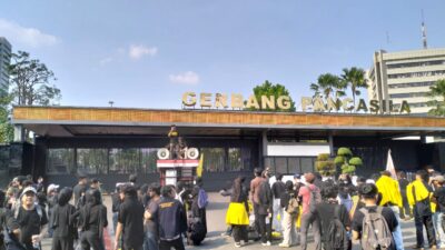 Aksi Damai BEM UI di DPR, Brimob Siaga Humanis Jaga Situasi Tetap Kondusif