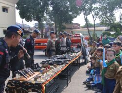 Batalyon B Pelopor Satbrimob PMJ Ajak Siswa SD Muhammadiyah 41 Seru-Seruan Belajar Jadi Polisi