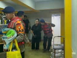Tim SAR Detasemen Gegana Brimob Evakuasi Warga Terdampak Banjir di Golden Ville