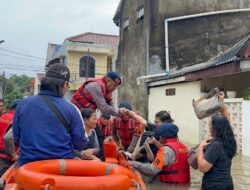 Tim SAR Brimob Sigap Evakuasi Warga Terdampak Banjir di Puri Kartika Pondok Kacang