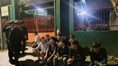 Brimob Batalyon B Dan Polres Jaktim Bubarkan Pesta Miras Remaja