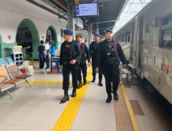 Sterilisasi Ketat Brimob di Stasiun Pasar Senen, Arus Balik Lebaran Terkendali Tanpa Gangguan
