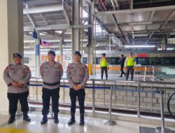 Brimob Perketat Pengamanan Stasiun Jatinegara, Ribuan Penumpang Beraktivitas Aman dan Terkendali