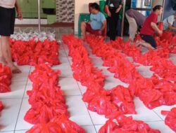Polsek Koja Sembelih 24 Hewan Kurban, Ratusan Paket Daging Dibagikan untuk Warga