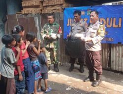 Jumat Berkah Polsek Tanjung Priok, Polisi Bagikan Nasi Kotak untuk Warga Kolong Tol Pelita