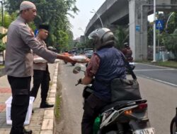 Polsek Kelapa Gading Bagikan 50 Nasi Kotak dalam Jumat Peduli, Perkuat Kedekatan dengan Warga