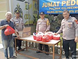 Polsek Cilincing Bagikan 40 Paket Sembako dalam Jumat Peduli, Perkuat Kedekatan dengan Warga