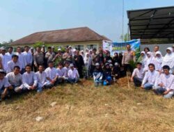 Polsek Setu Tanam 15 Pohon Bersama Warga Sambut HUT RI ke-81
