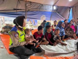Polwan Polda Metro Jaya Bantu Korban Kebakaran Muara Angke