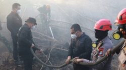 Kapolda Kalsel Terapkan Metode Pipa Suntik Padamkan Bara Karhutla