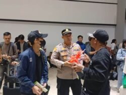 Polresta Bandara Soetta Bagikan Snack dan Minuman kepada Pengguna Jasa