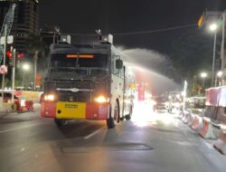 Brimob Metro Jaya Semprot Jalan Antisipasi Abu Vulkanik Anak Krakatau